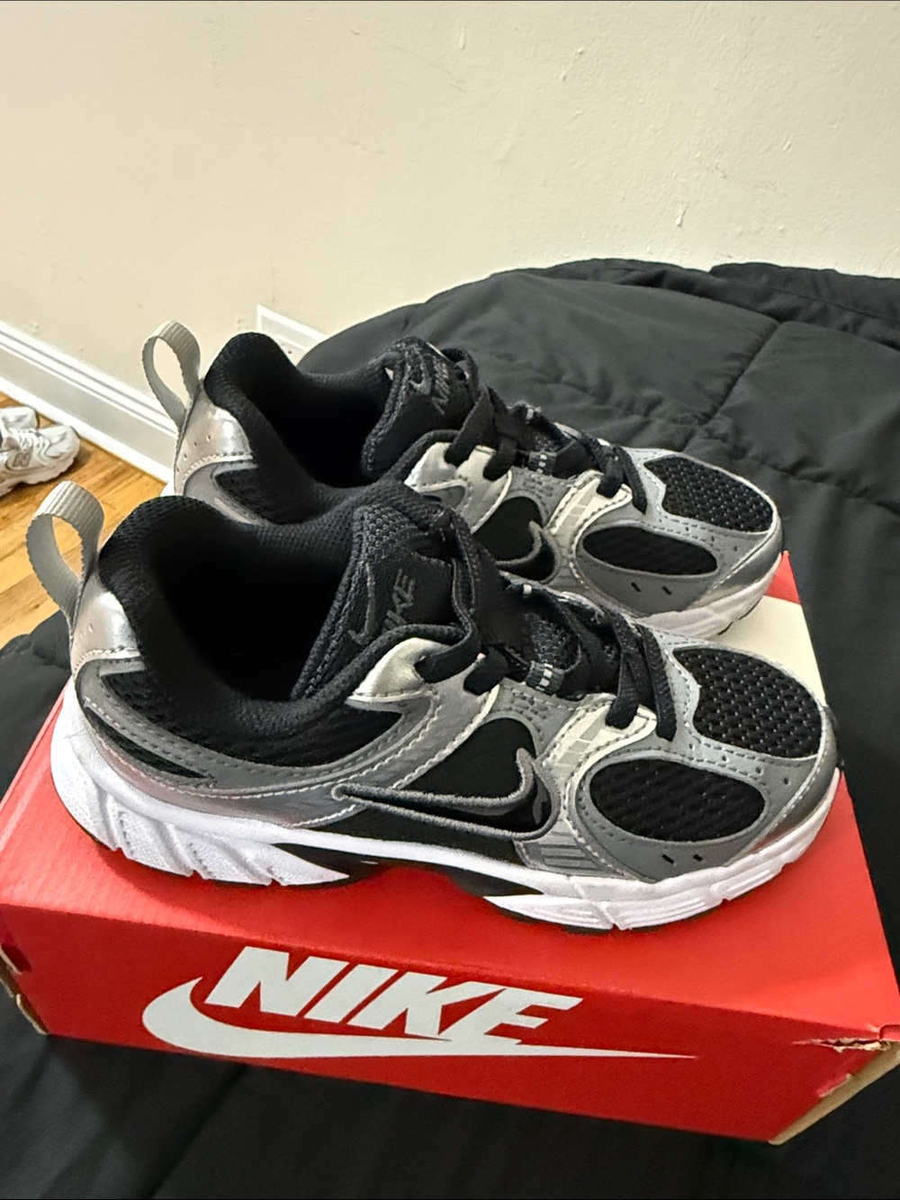 Nike Kids' Black and Silver Athletic Sneakers nike v5 RNR - Picture 4 of 7
